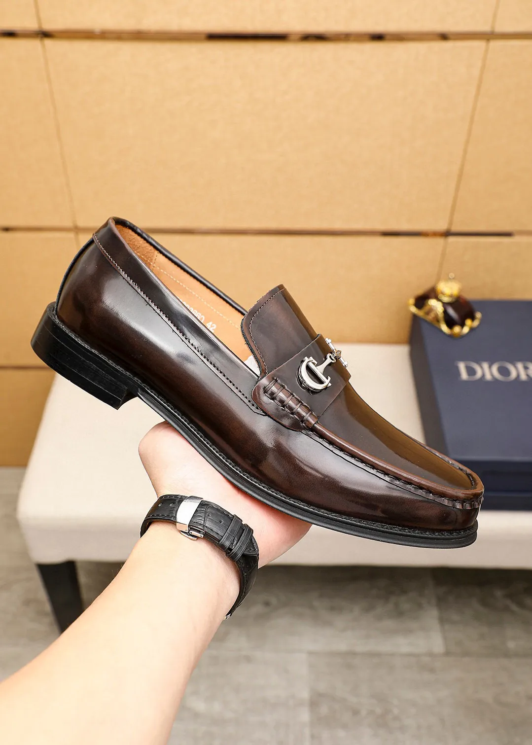 Men's shoes 💰480 💐 Product trademark: Dior "Dior" casual leather shoes Regular size: 39-44 (45🉑️customized) Product materials: Selected Italian imported first-layer open-edge beaded cowhide leather upper + luxury hardware buckle, imported water-dyed 🐂 cowhide lining. Strong three-dimensional visual effect, original outsole color: 1⃣️color optional